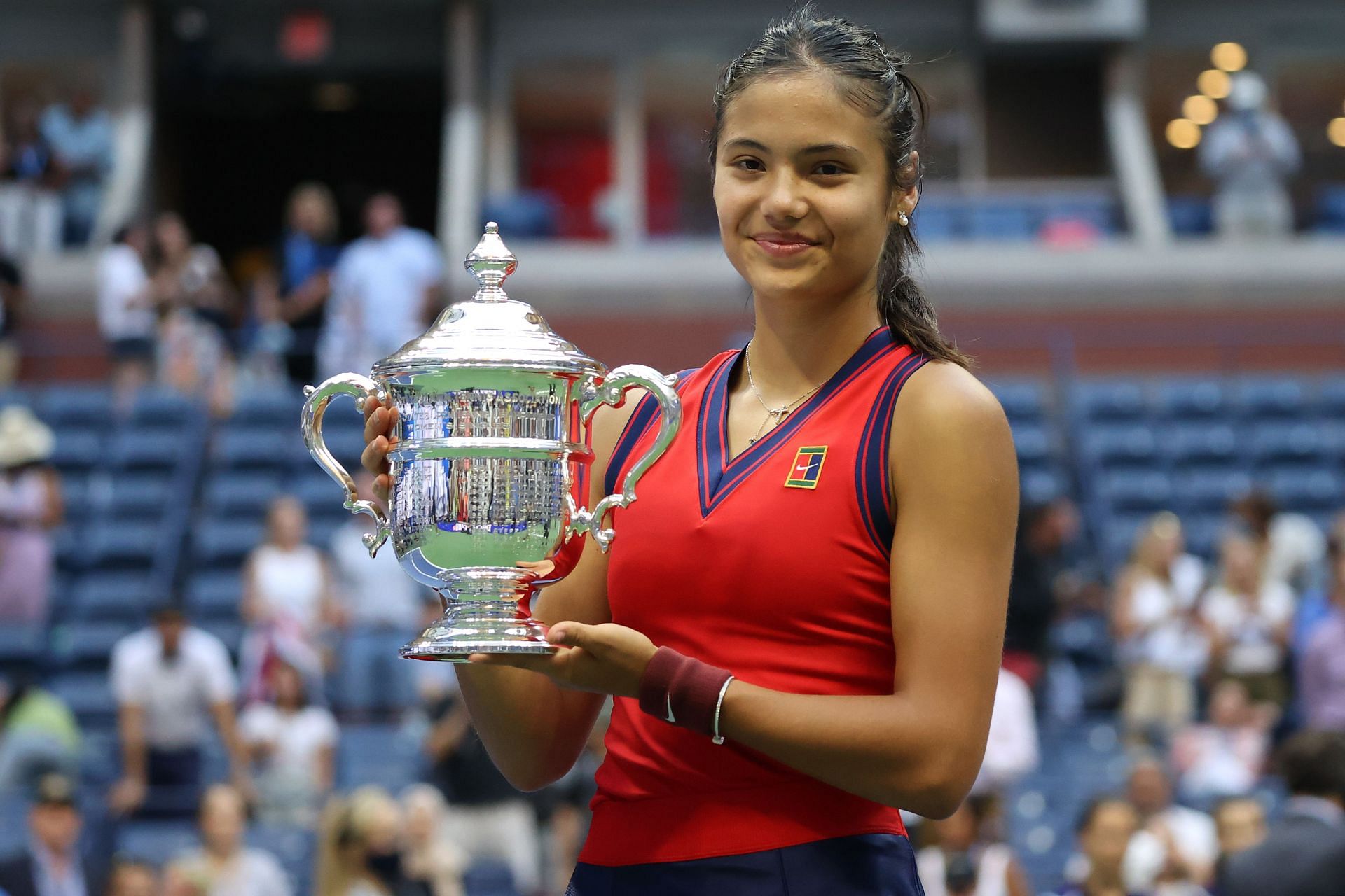 Emma Raducanu with the 2021 US Open women's singles trophy (Source: Getty)